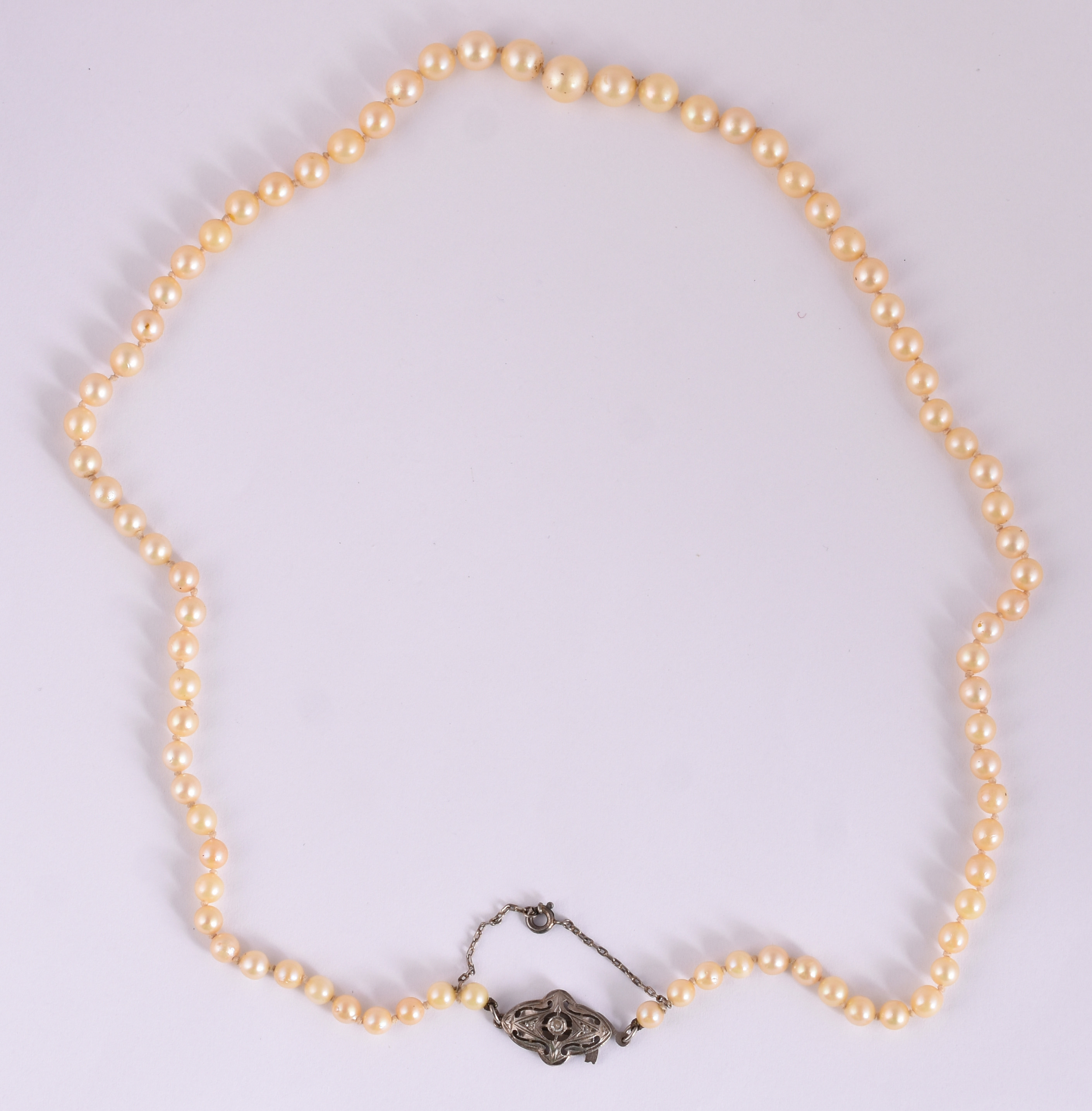 Colar de pérolas com 1 volta, fecho de ouro branco com brilhantes... - foto 2 de 3