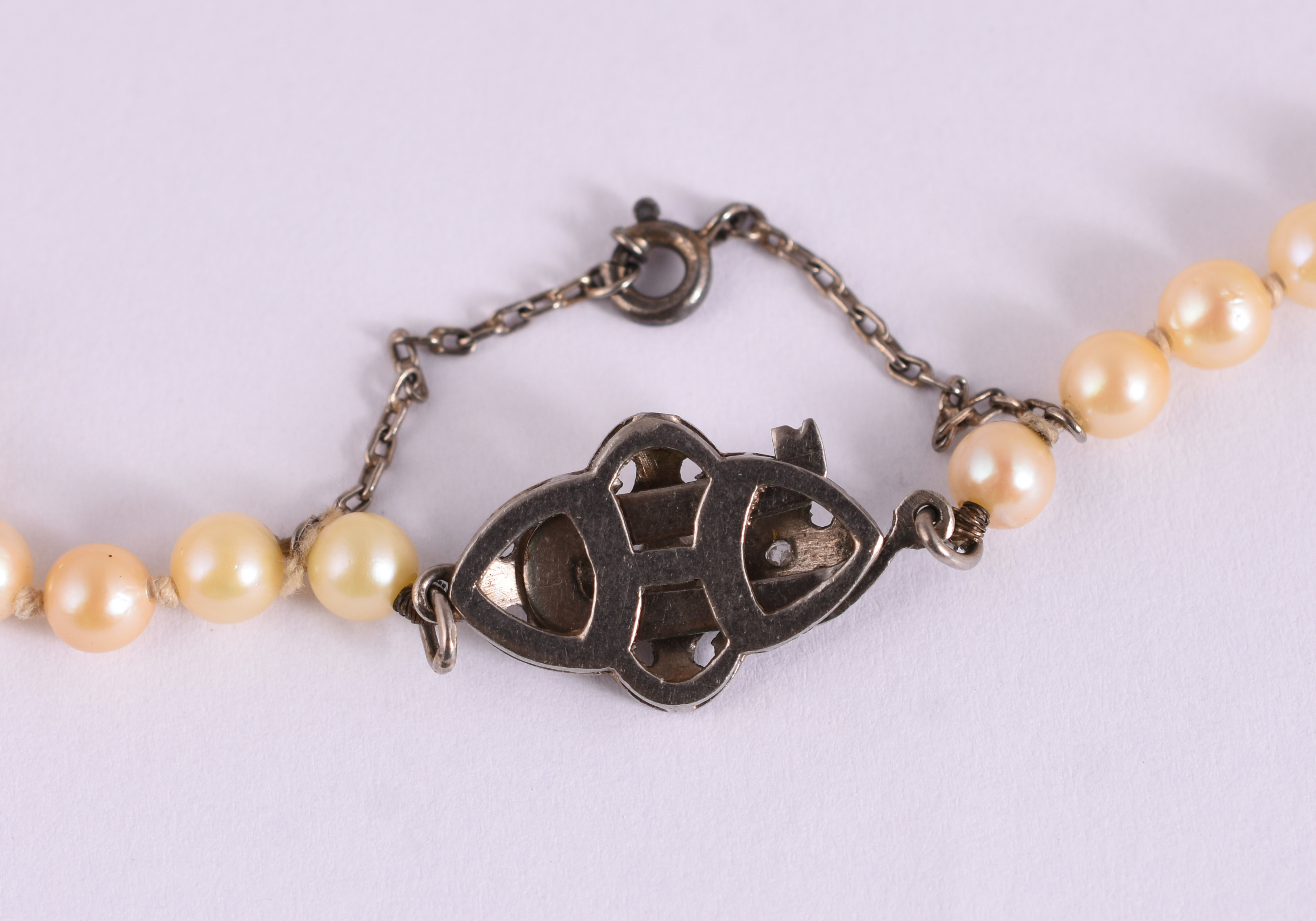Colar de pérolas com 1 volta, fecho de ouro branco com brilhantes... - foto 3 de 3