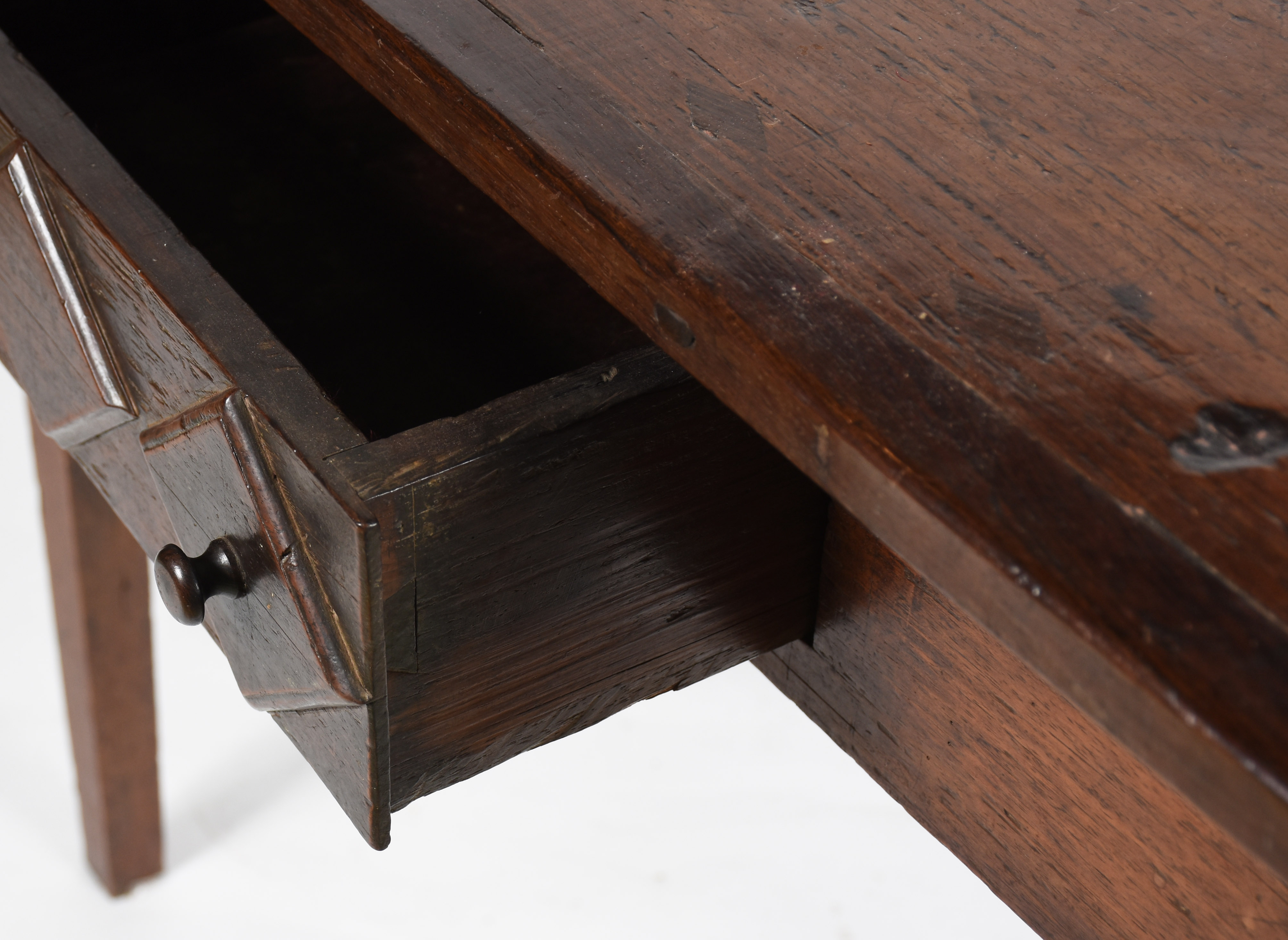 Mesa de madeira nobre, colonial brasileiro, com uma gaveta com... - foto 4 de 5