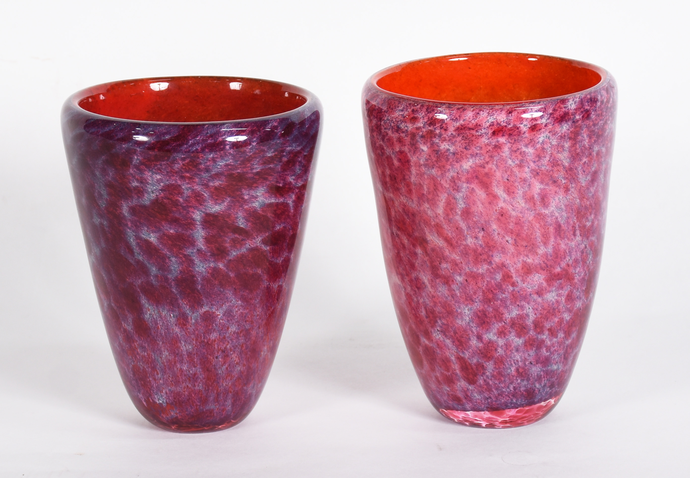 Duas jarras decorativas de vidro vermelho mesclado. - foto 1 de 3