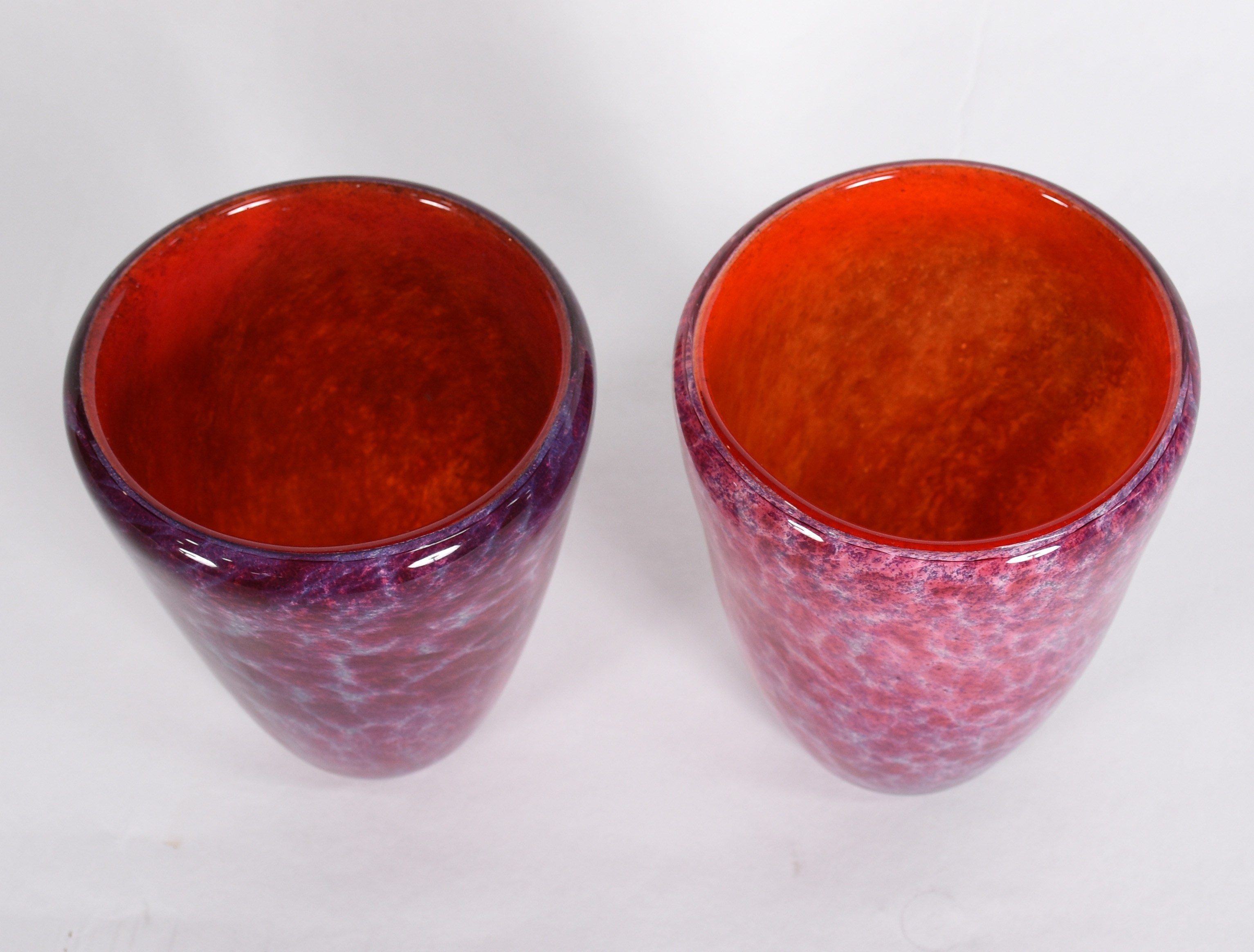 Duas jarras decorativas de vidro vermelho mesclado. - foto 2 de 3