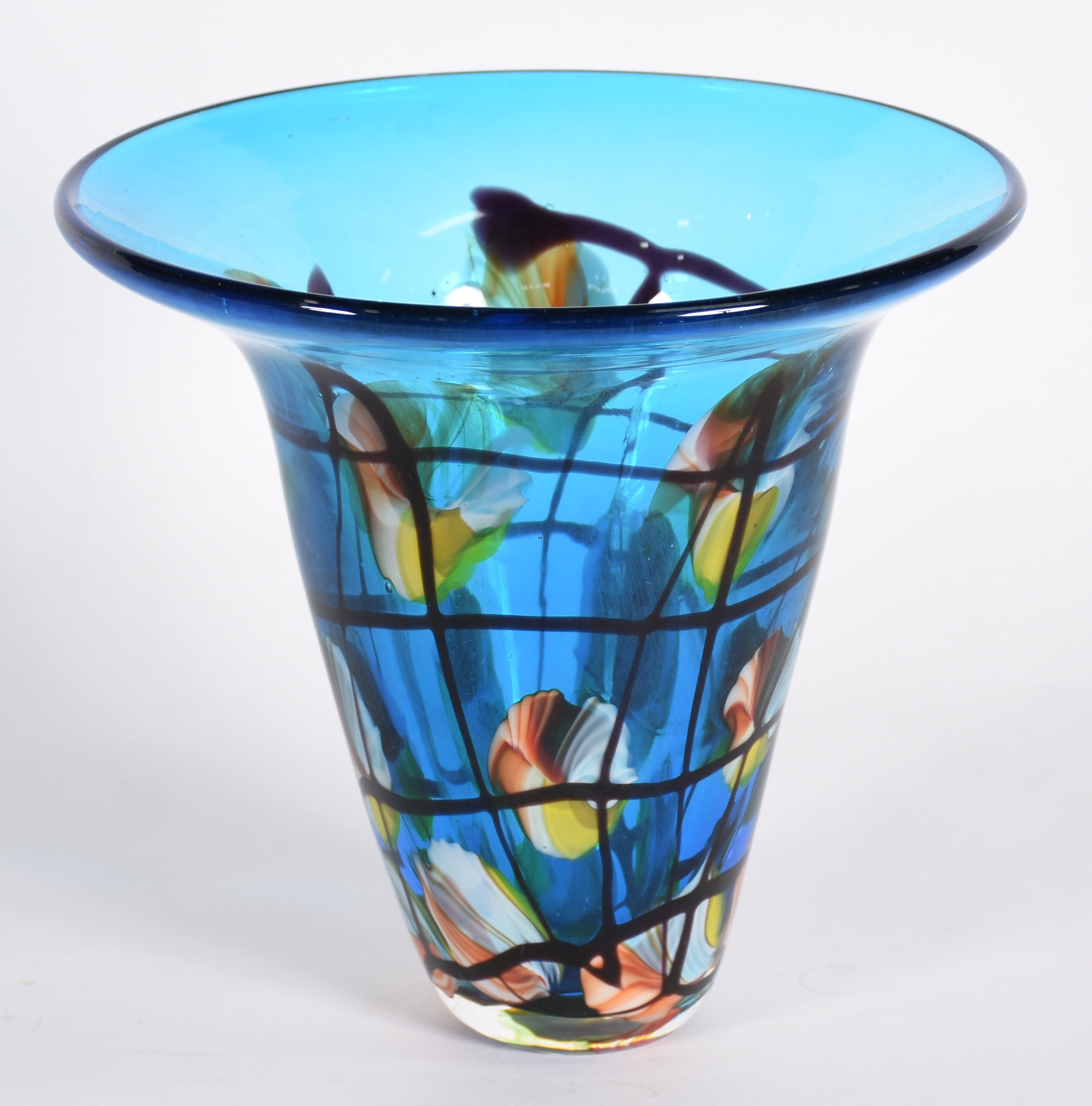 Jarra de vidro com fundo azul decorado com mesclas coloridas. - foto 1 de 3