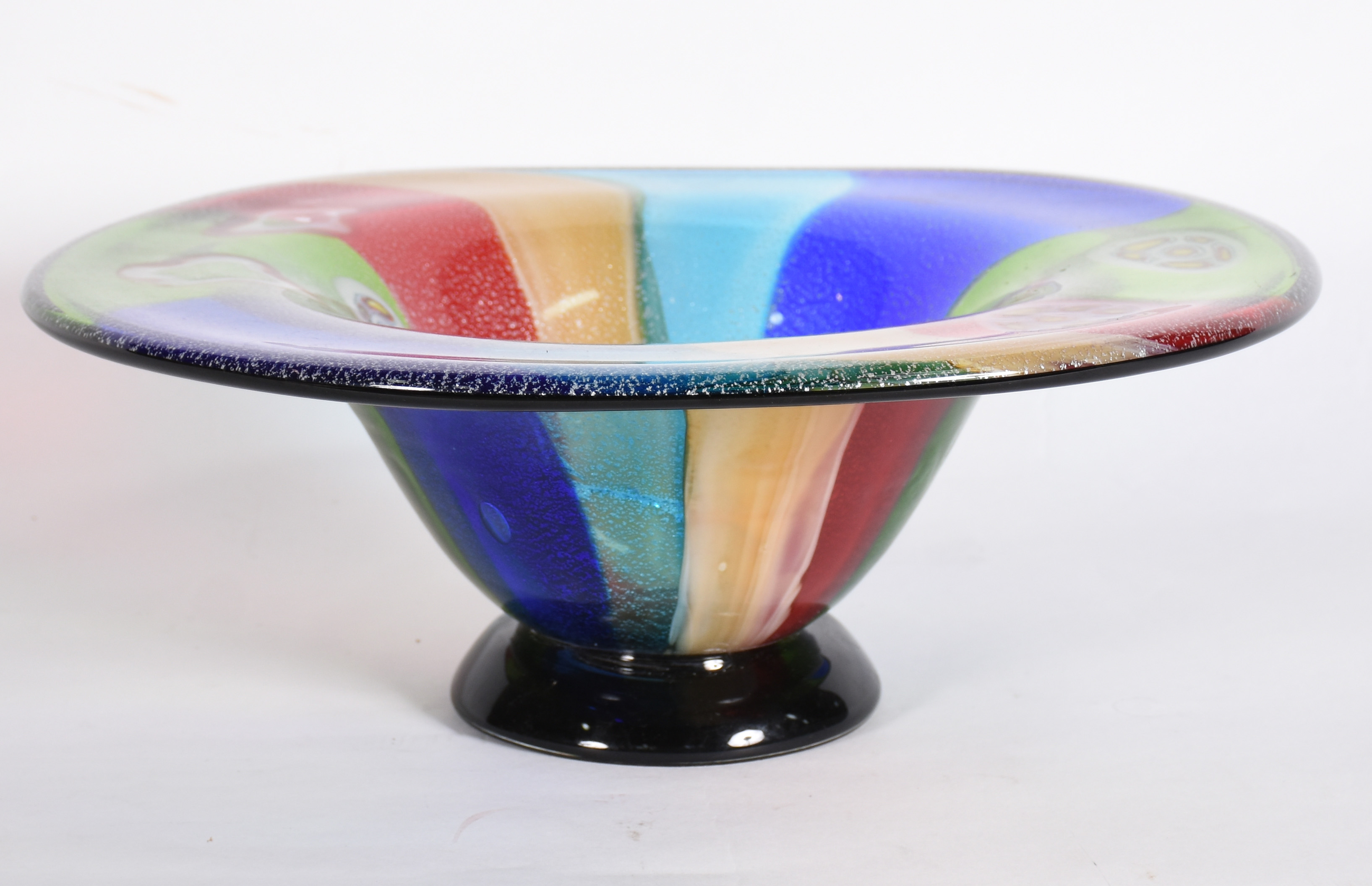 Centro de mesa de murano com faixas coloridas e base negra. - foto 1 de 3