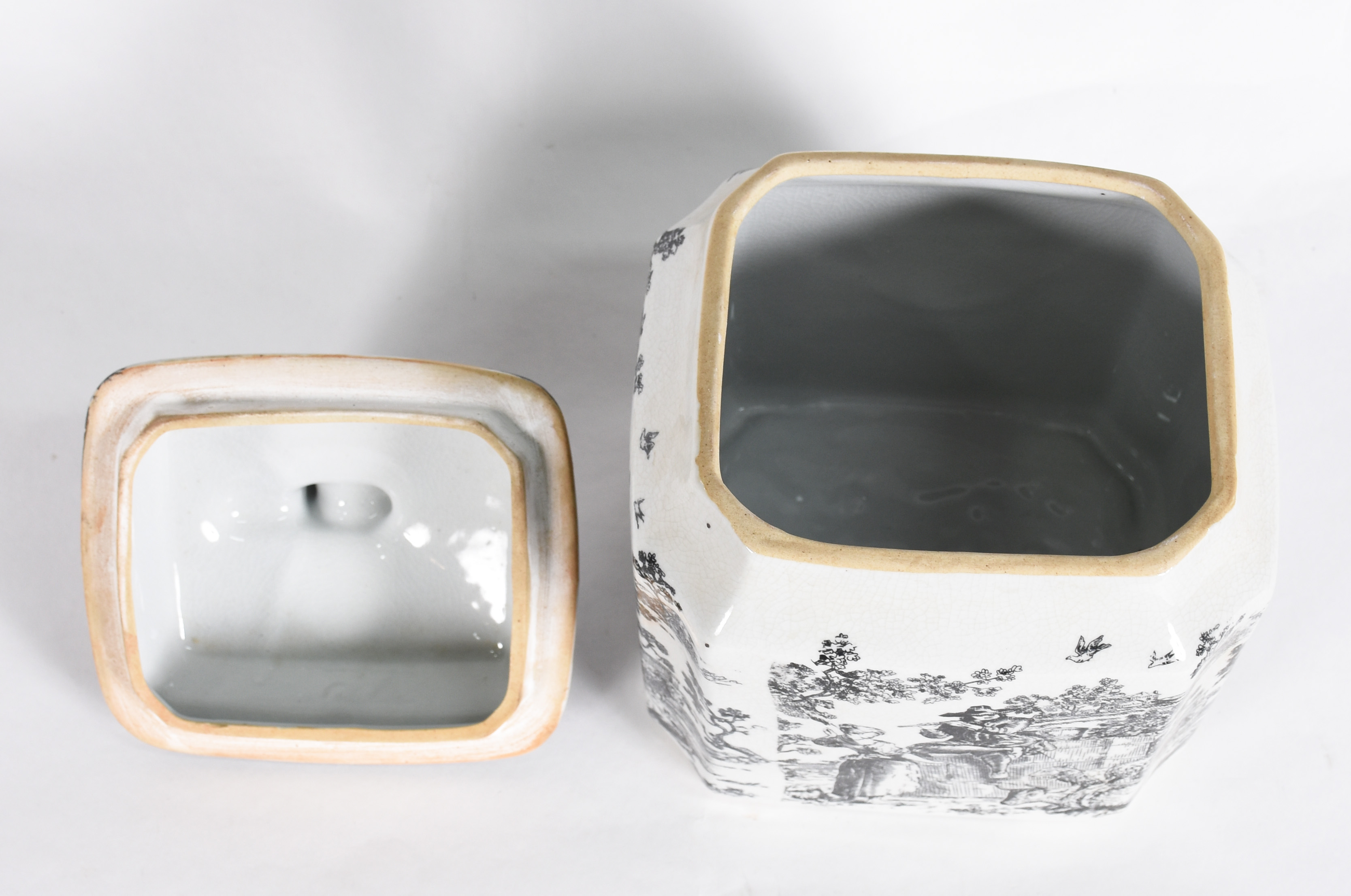 Potiche de porcelana decorada com figuras campestres em preto e... - foto 4 de 5