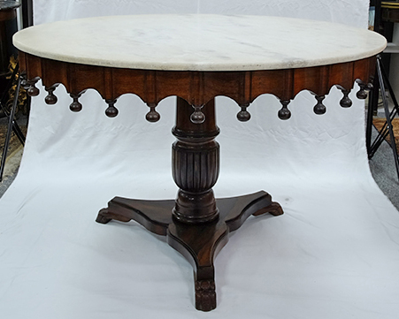 Mesa de apresentação feitio redondo, de jacarandá, saia com bilros... - foto 2 de 3