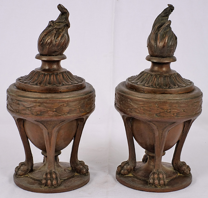 Par de urnas em bronze representando pira com chama, base quatro pés... - foto 1 de 2
