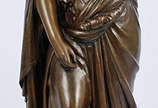 Excepcional escultura de bronze "Sabedoria", re... - Excepcional escultura de bronze "Sabedoria", representada por figura feminina tendo a seus pés livro e coruja. Base em mármore negro rajado.