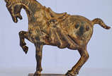 Cavalo de bronze Chinês do século XIX, apoiado ... - Cavalo de bronze Chinês do século XIX, apoiado em base retangular.