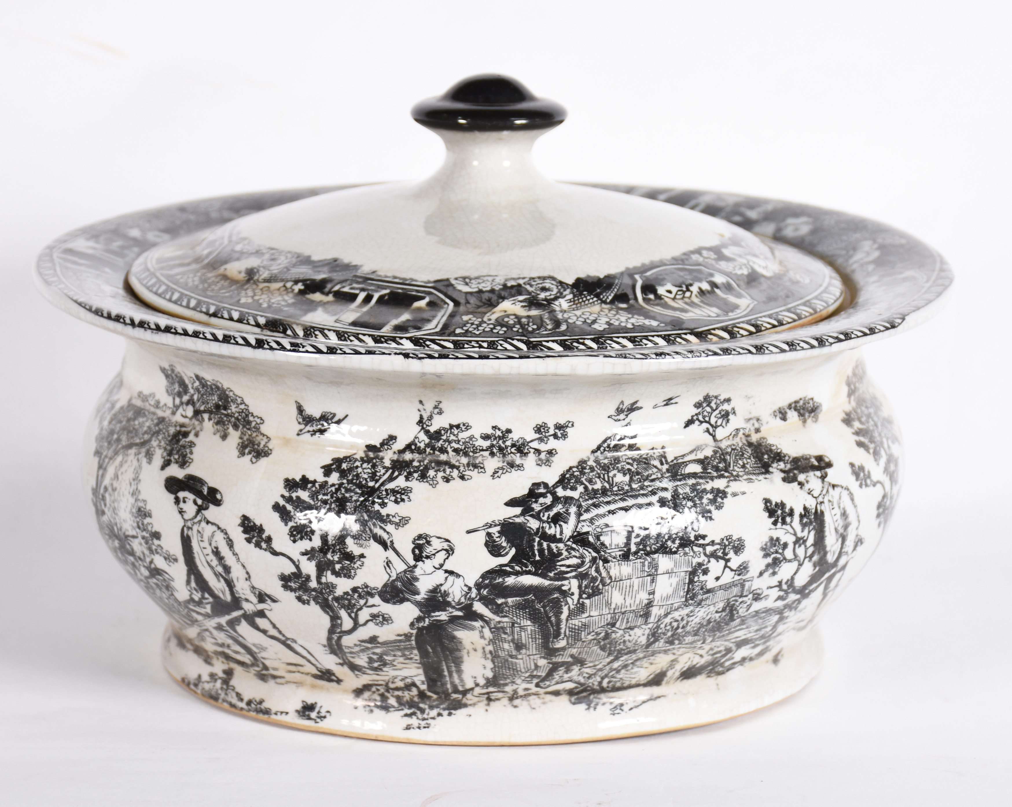 Sopeira de porcelana decorada com figuras campestres em preto e... - foto 1 de 4