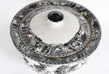 Sopeira de porcelana decorada com figuras campe... - Sopeira de porcelana decorada com figuras campestres em preto e branco.