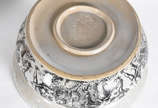 Sopeira de porcelana decorada com figuras campe... - Sopeira de porcelana decorada com figuras campestres em preto e branco.