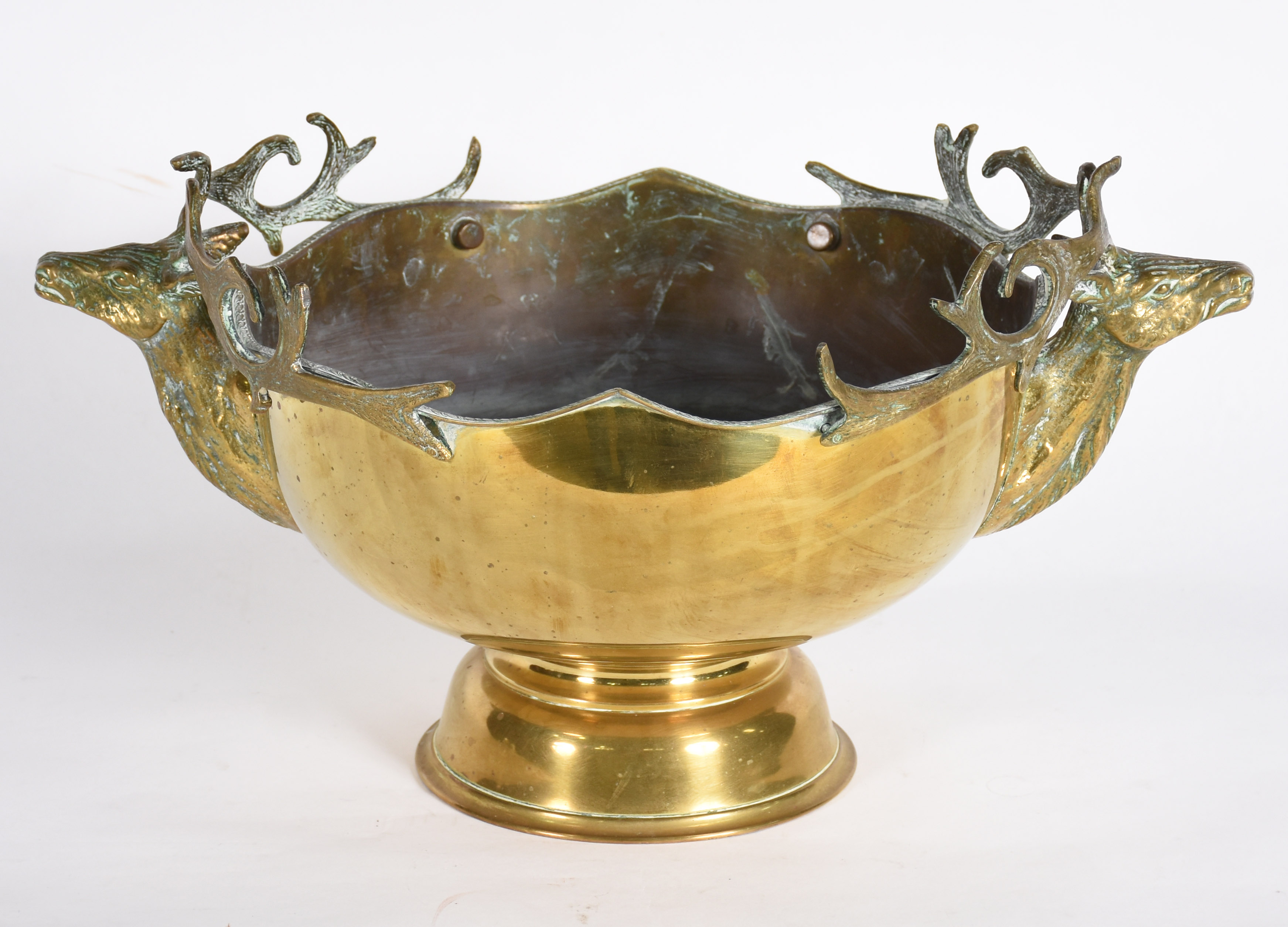 Grande bowl de metal dourado com pegas laterais em forma de cabeças... - foto 1 de 4