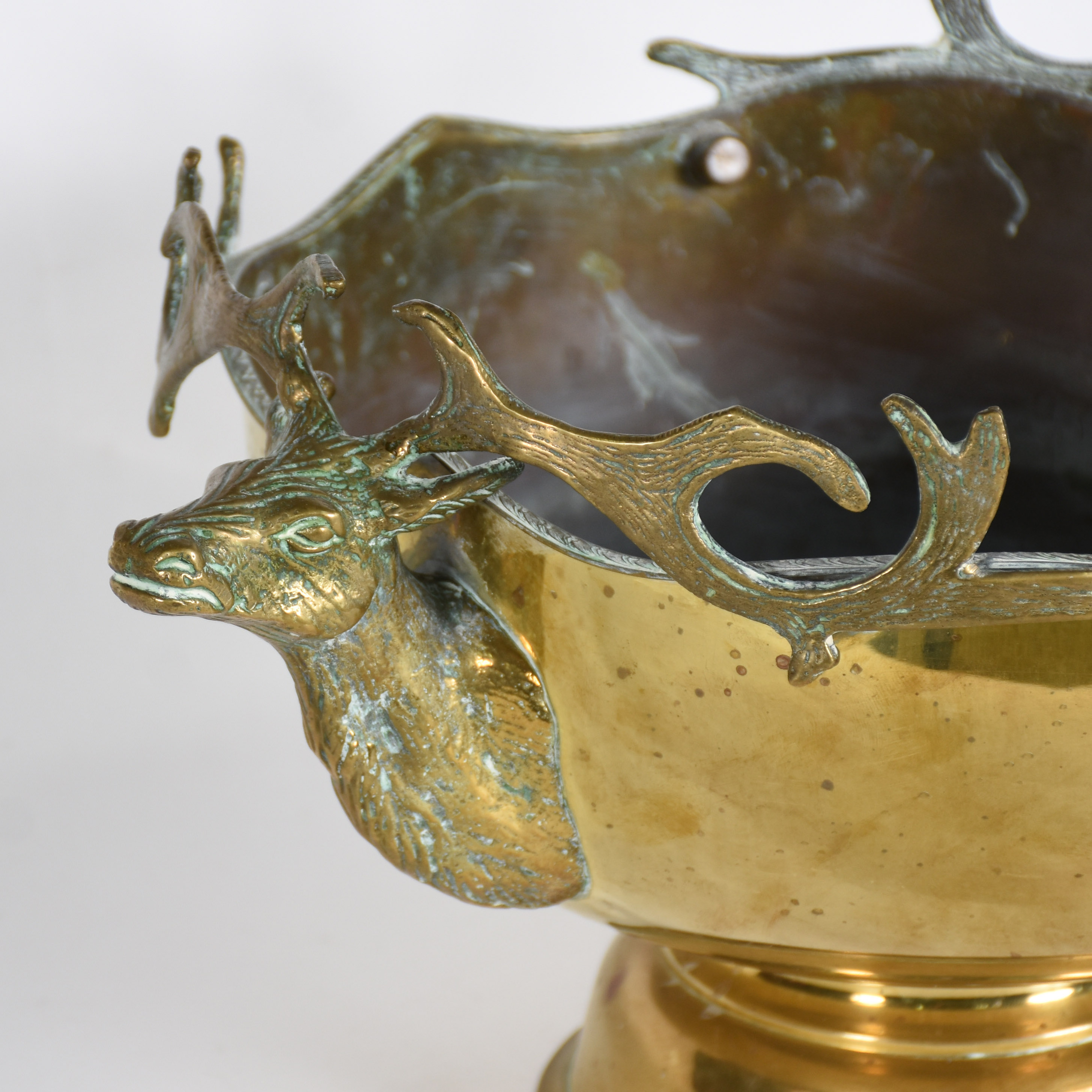 Grande bowl de metal dourado com pegas laterais em forma de cabeças... - foto 2 de 4