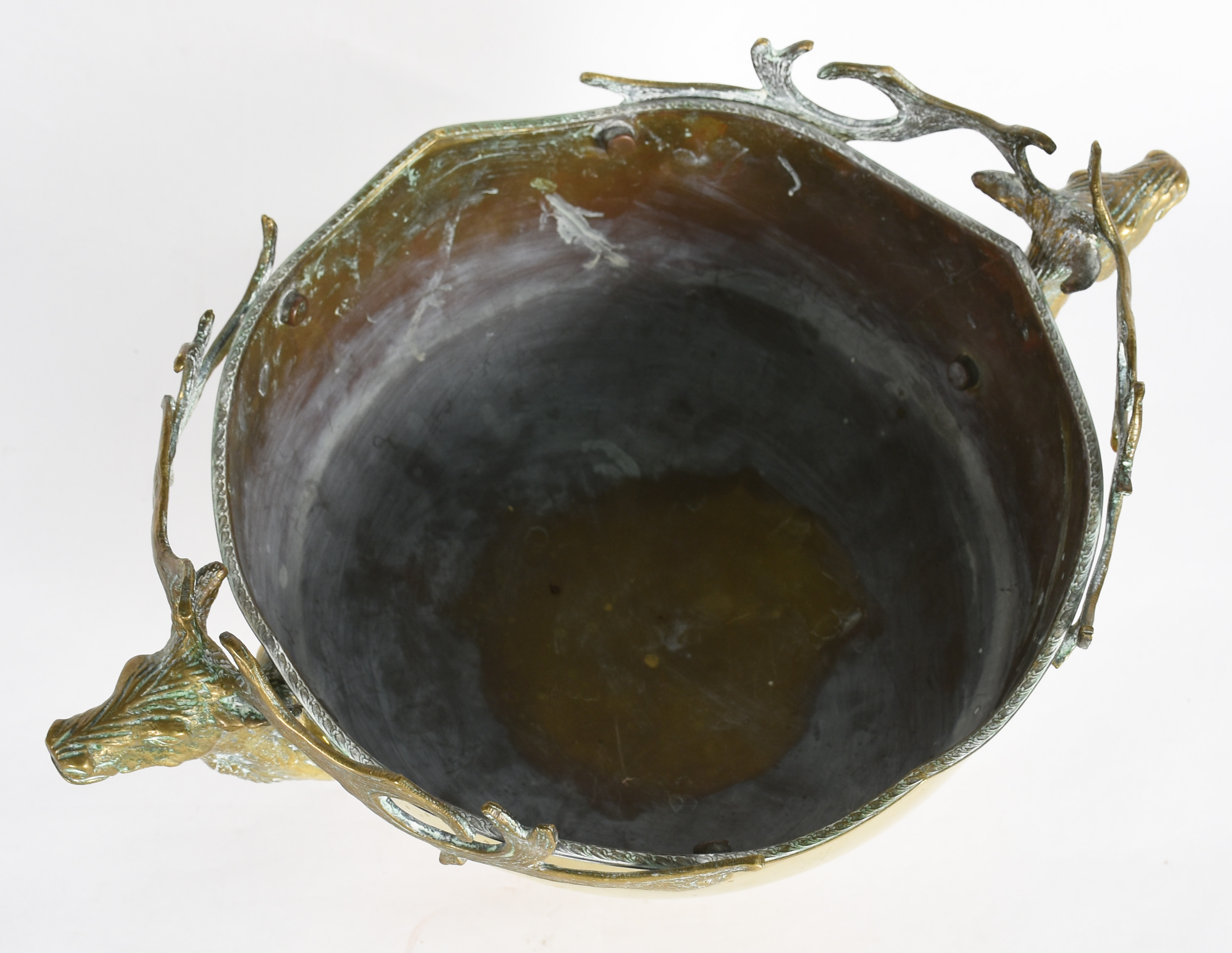 Grande bowl de metal dourado com pegas laterais em forma de cabeças... - foto 3 de 4