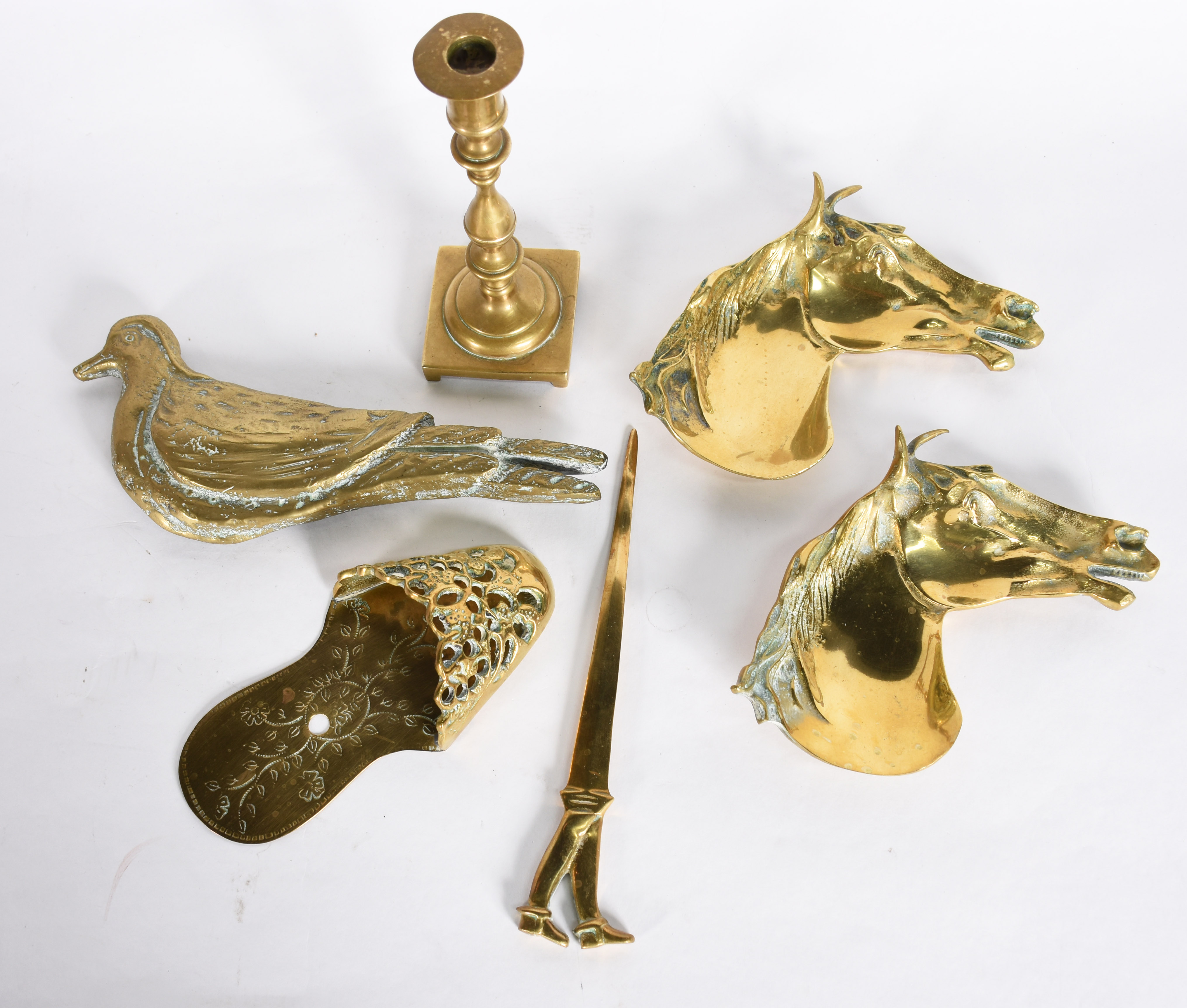 Seis peças diversas de metal dourado, sendo: dois cavalos (15 x 15... - foto 2 de 4
