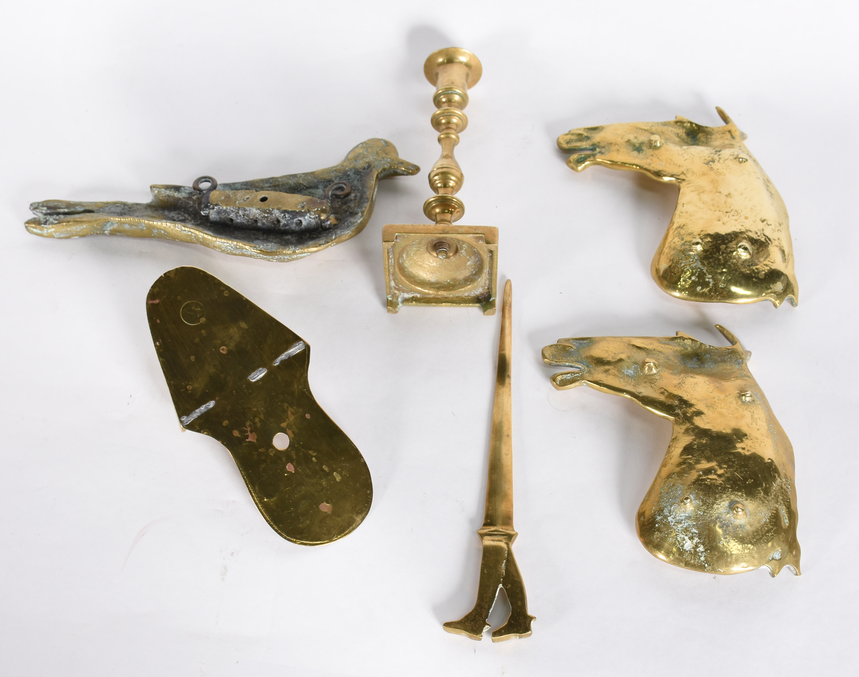 Seis peças diversas de metal dourado, sendo: dois cavalos (15 x 15... - foto 3 de 4