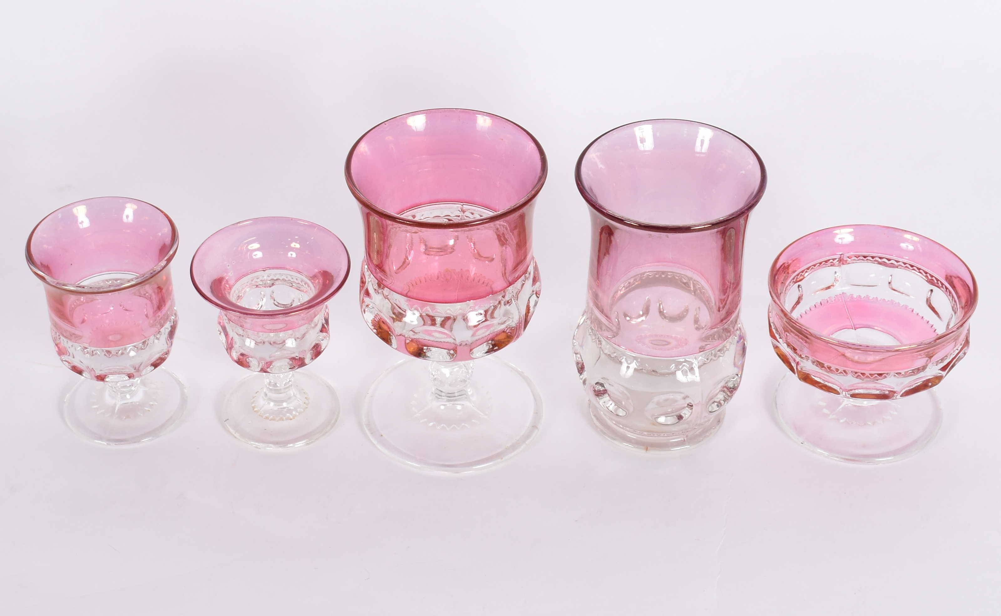Conjunto de copos de vidro pintado rosa (alguns descascando) composto... - foto 2 de 3