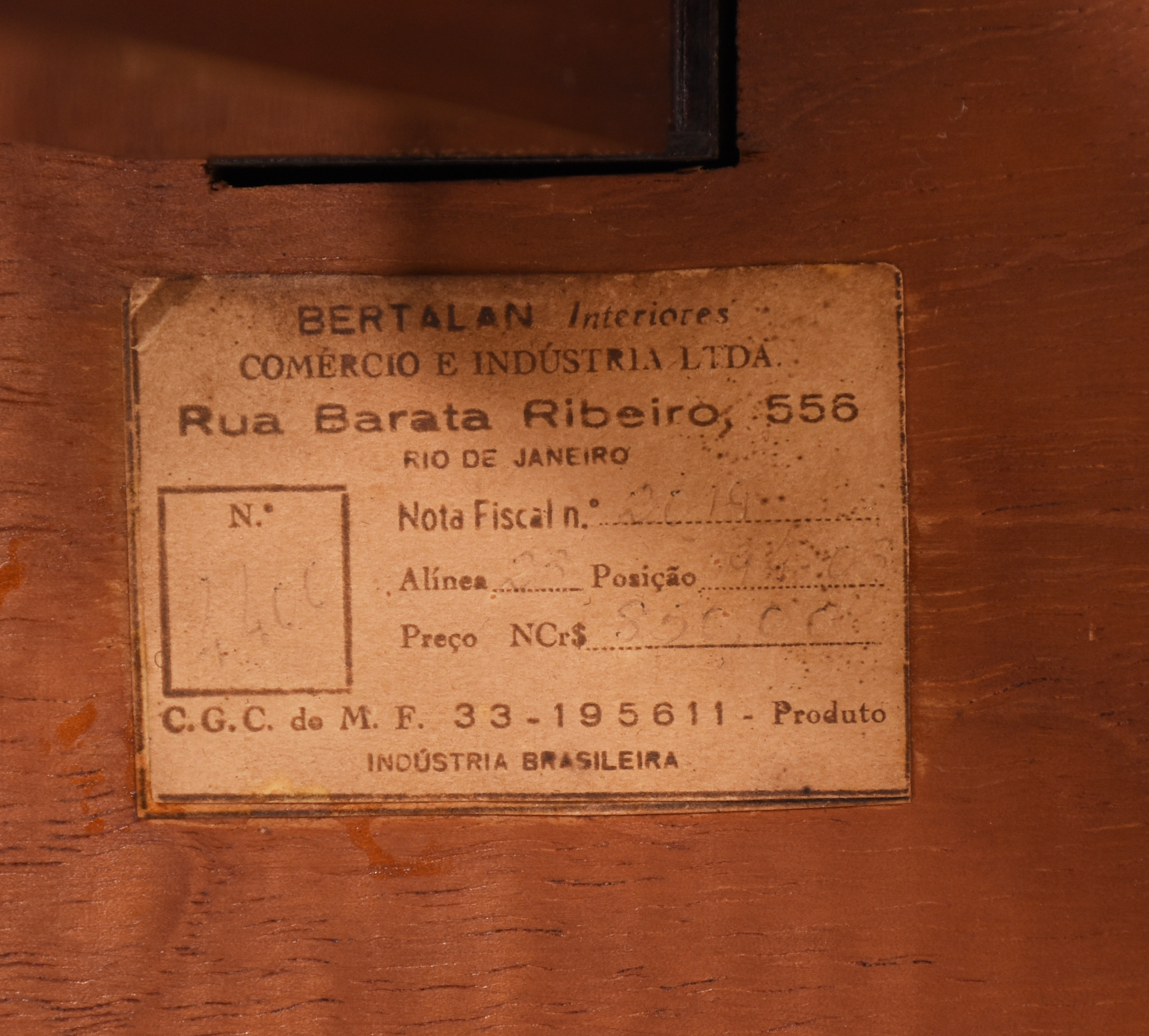 Console/ mesa de jogo de madeira nobre, tampo dobrável, parte interna... - foto 5 de 5