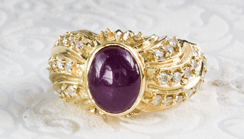 ANEL EM OURO 18K COM RUBI CABOCHON APROX 2,5 QUILATES + 36 BRILHANTES... - foto 1 de 2