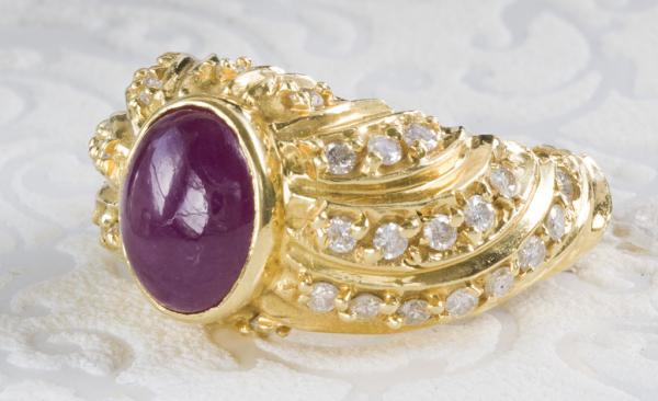 ANEL EM OURO 18K COM RUBI CABOCHON APROX 2,5 QUILATES + 36 BRILHANTES... - foto 2 de 2