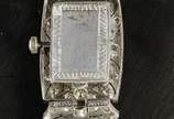 Relógio ART DECO de platina, com 4 diamantes de... - Relógio ART DECO de platina, com 4 diamantes de aprox, 0,80 pontos total + 76 brilhantes de aprox. 2,3 cts. Caixa mede 2 X 2.1 cm. Mecânico, fun...