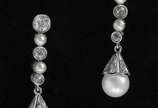 Par de brincos de 1920 com aprox. 1,7 ct total ... - Par de brincos de 1920 com aprox. 1,7 ct total de diamantes  CUSHION CUT, pérolas, ouro 18 k e platina. Peso 8,2 g. Med. 3 cm de comprimento.