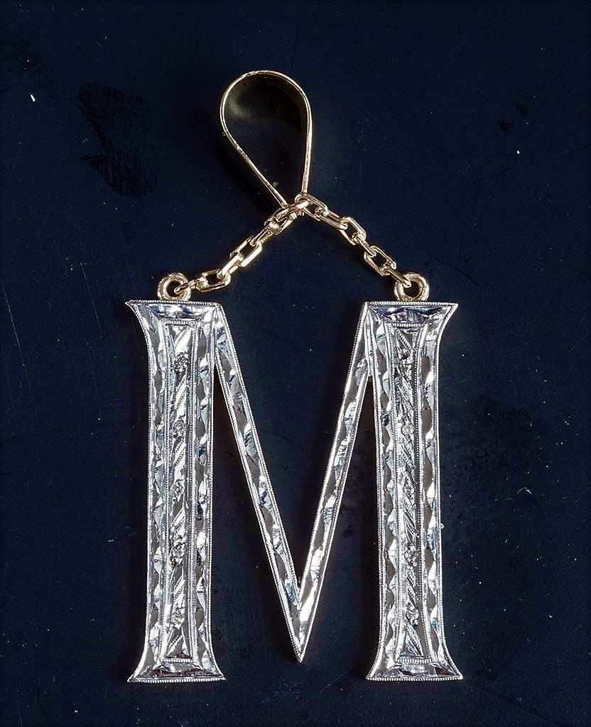PINGENTE " M " EM OURO 18K ,PLATINA E BRILHANTES. PESO 20.2 GRAMAS... - foto 1 de 2
