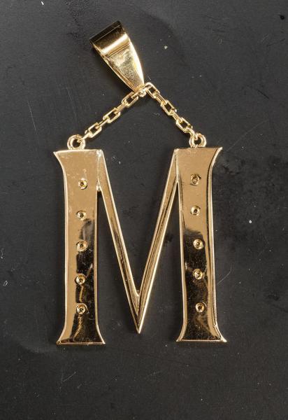 PINGENTE " M " EM OURO 18K ,PLATINA E BRILHANTES. PESO 20.2 GRAMAS... - foto 2 de 2