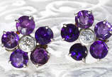 Par de brincos com ametistas e 2 brilhantes de ... - Par de brincos com ametistas e 2 brilhantes de aprox. 0,40 pontos total. Cor " GH " Pureza " VS " . Formato de flor em platina e detalhe de ouro...