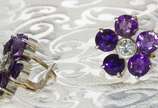 Par de brincos com ametistas e 2 brilhantes de ... - Par de brincos com ametistas e 2 brilhantes de aprox. 0,40 pontos total. Cor " GH " Pureza " VS " . Formato de flor em platina e detalhe de ouro...