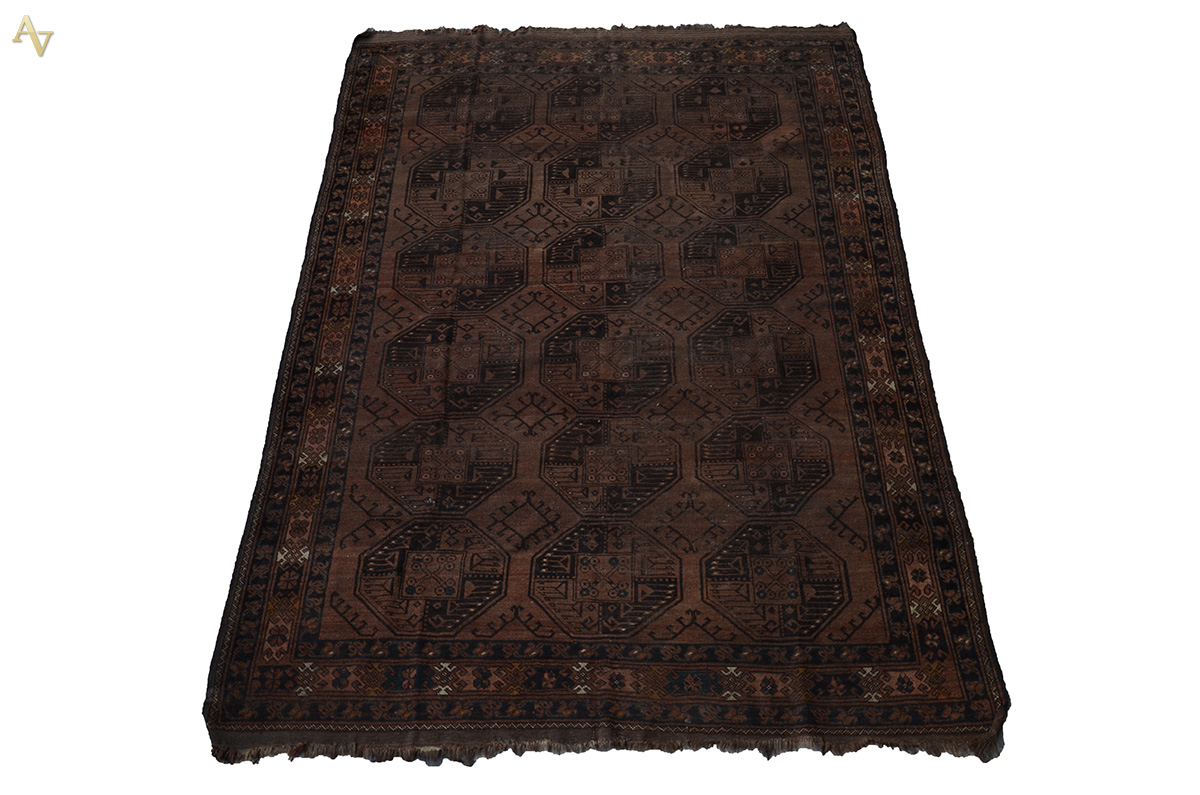 Tapete Afghan. Medidas 3,11 x 2,20 m (rasgado na borda)