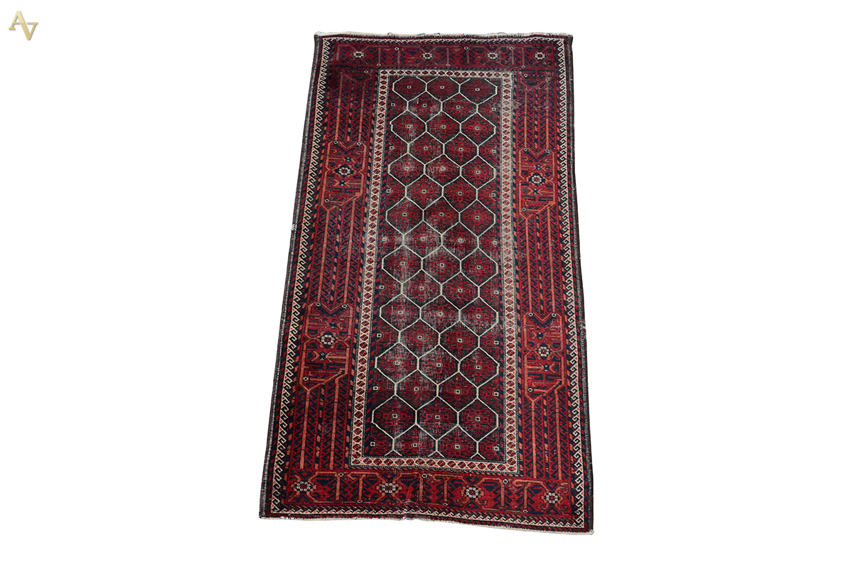 Tapete Afghan. Medidas 1,79 x 0,96 m (com partes puídas)