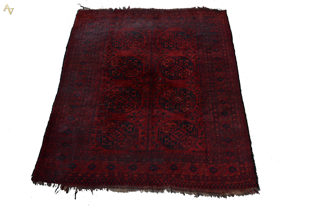 Tapete Afghan. Medidas 2,78 x 2,10 m (com partes puídas).
