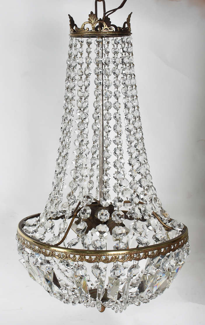 Lustre estilo Império com estrutura de metal dourado e contas de... - foto 3 de 4