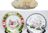 Três peças de porcelana, sendo pequena travessa... - Três peças de porcelana, sendo pequena travessa ROYAL DOULTON numerada no verso, decorada com navios descritos como na Rota do Chá, An East Indi...