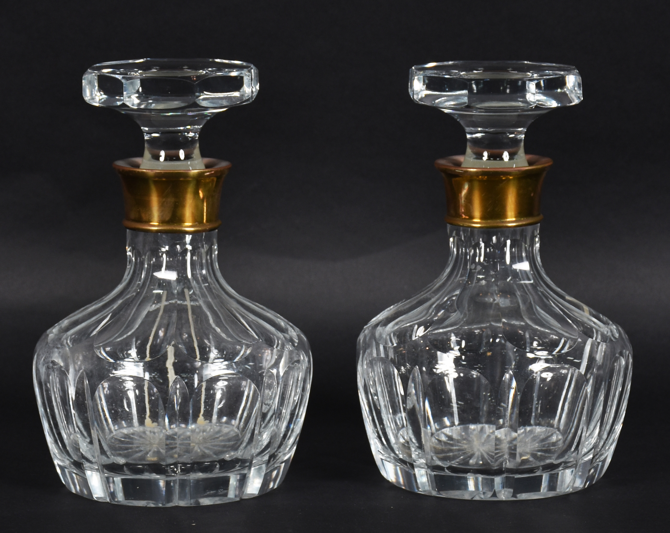 Par de garrafas de cristal facetado, gargalos de metal dourado. (uma... - foto 2 de 4