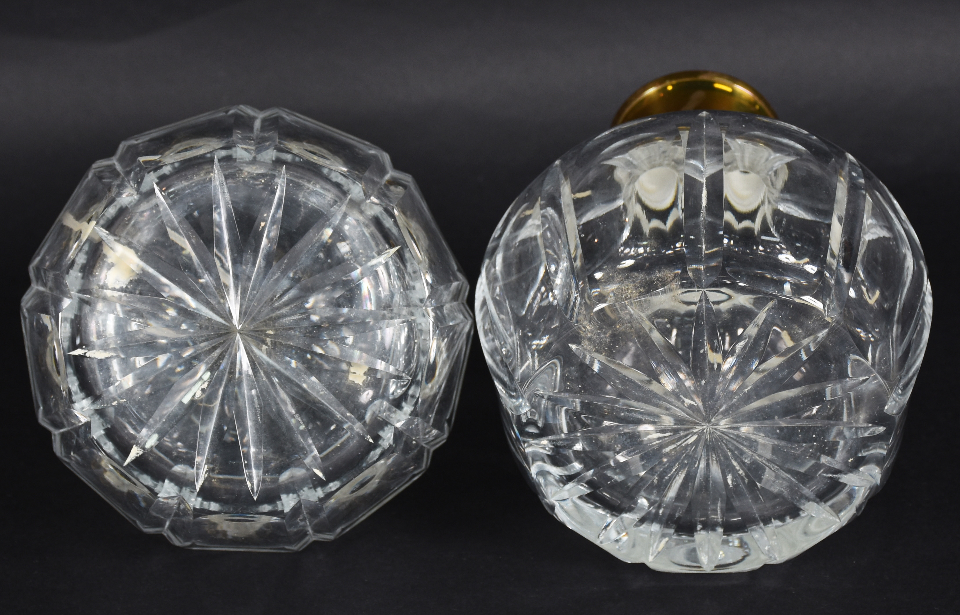 Par de garrafas de cristal facetado, gargalos de metal dourado. (uma... - foto 4 de 4