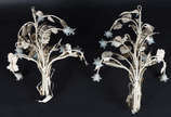 Par de apliques de metal patinado de branco com... - Par de apliques de metal patinado de branco com pequenas flores opalinadas (faltando algumas flores).