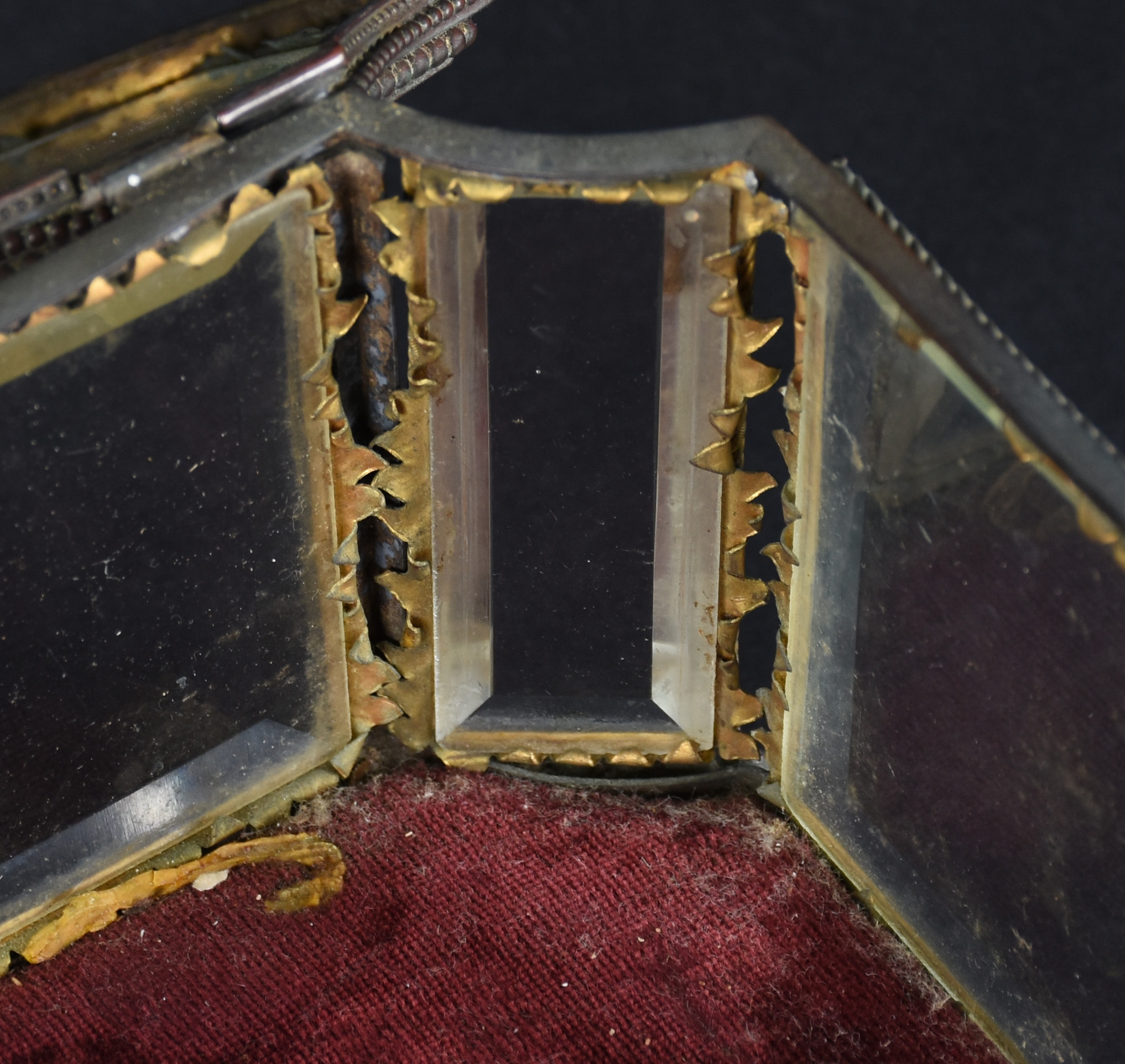 Antiga caixa porta joias francesa de metal dourado e placas de... - foto 3 de 6