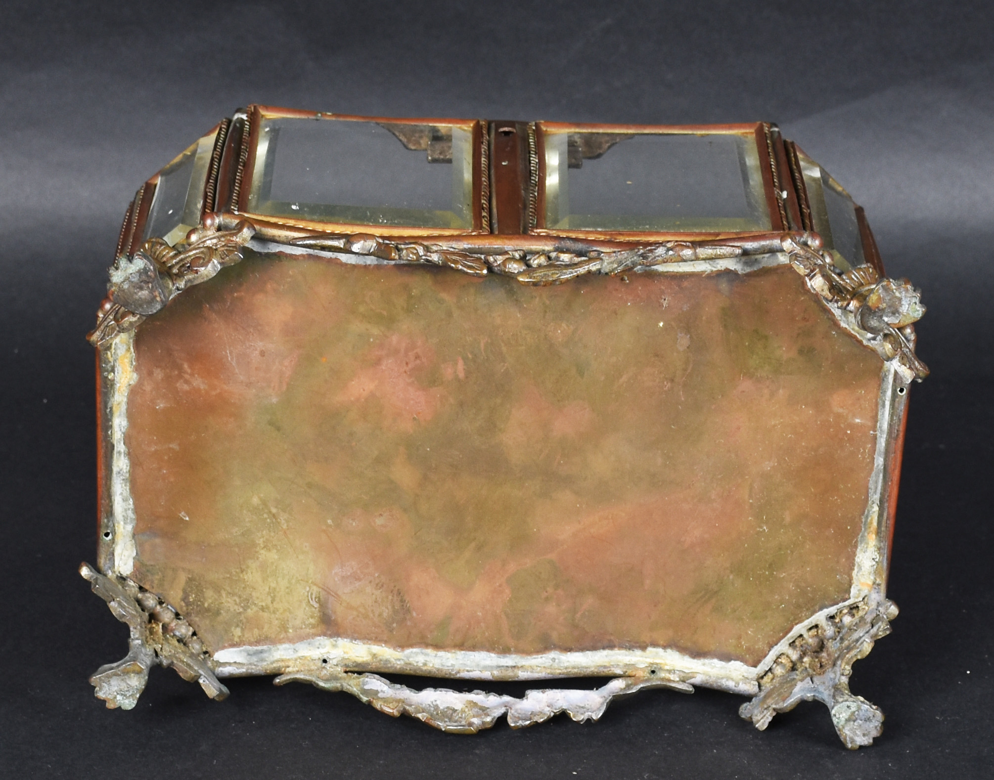 Antiga caixa porta joias francesa de metal dourado e placas de... - foto 6 de 6