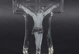 Pequena estatueta de cristal representando Cris... - Pequena estatueta de cristal representando Cristo na cruz.