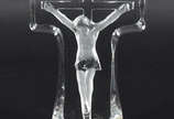 Pequena estatueta de cristal representando Cris... - Pequena estatueta de cristal representando Cristo na cruz.