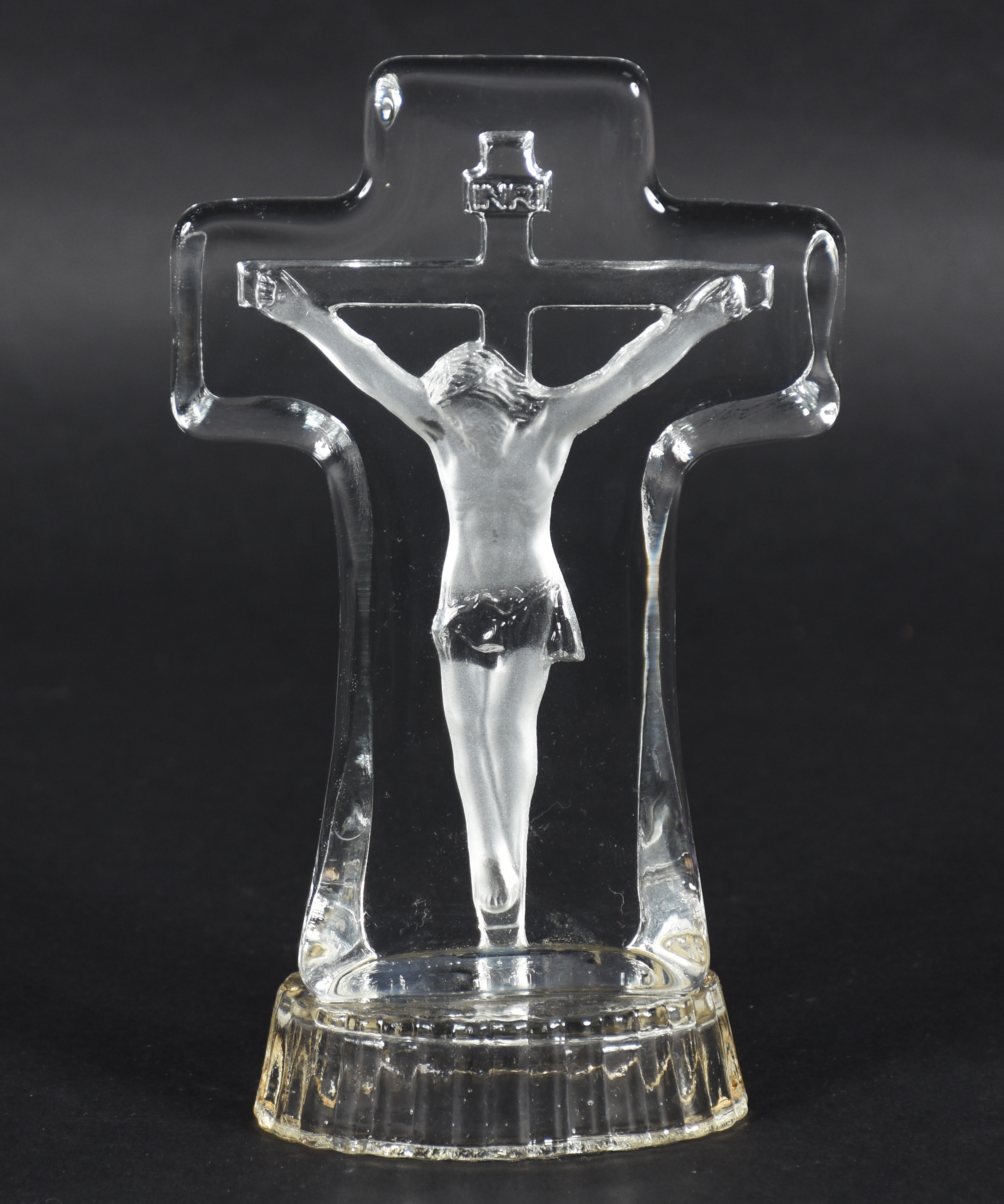 Pequena estatueta de cristal representando Cristo na cruz. - foto 2 de 2