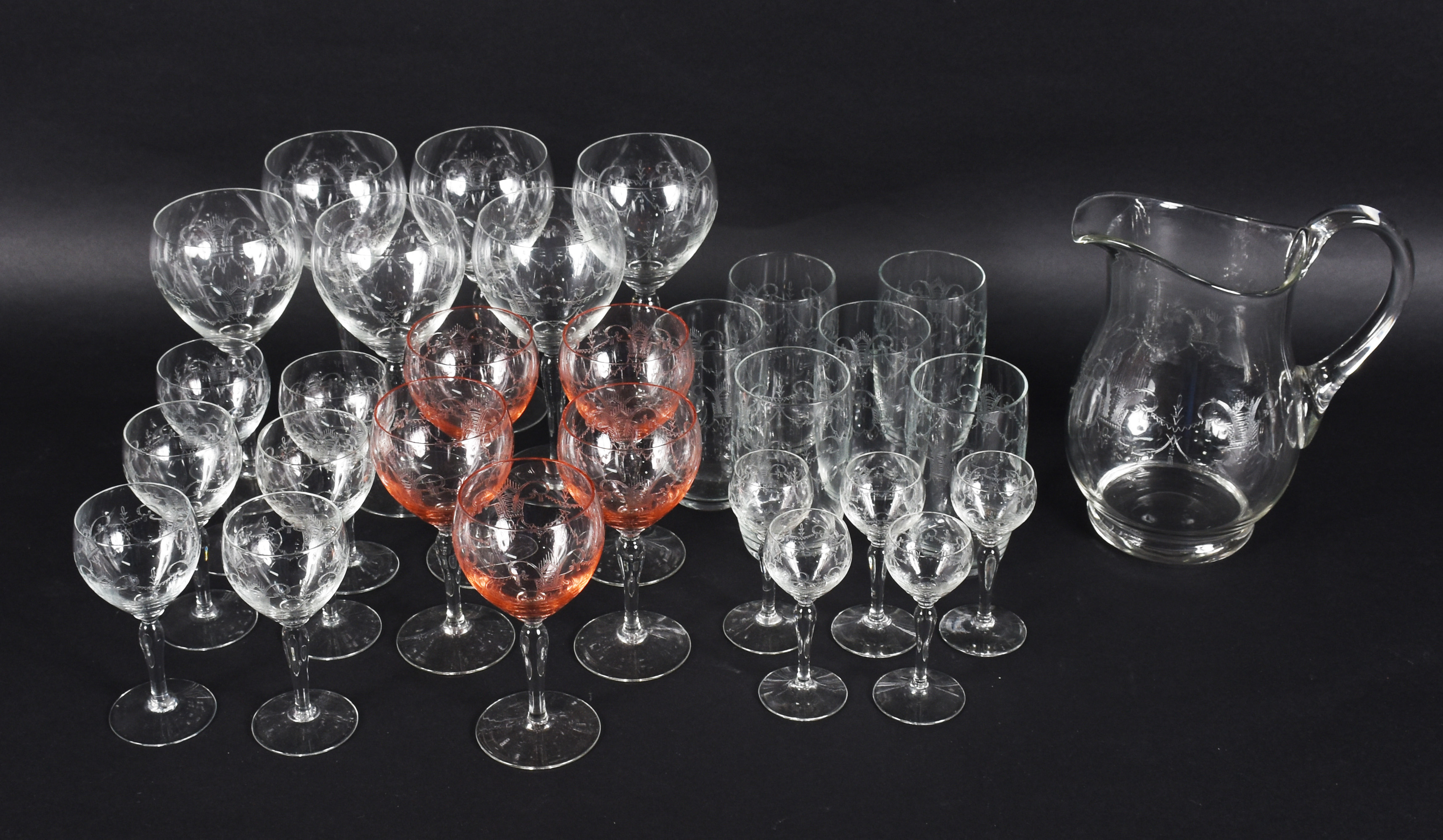 Conjunto composto de 6 copos de água, 6 taças para vinho, 5 taças... - foto 1 de 3