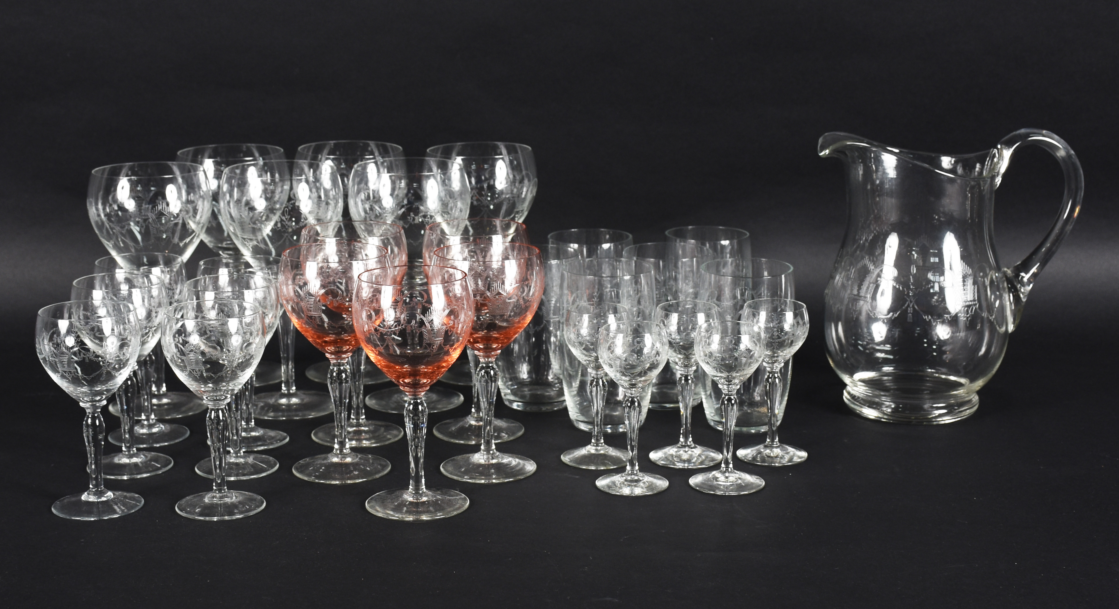 Conjunto composto de 6 copos de água, 6 taças para vinho, 5 taças... - foto 2 de 3