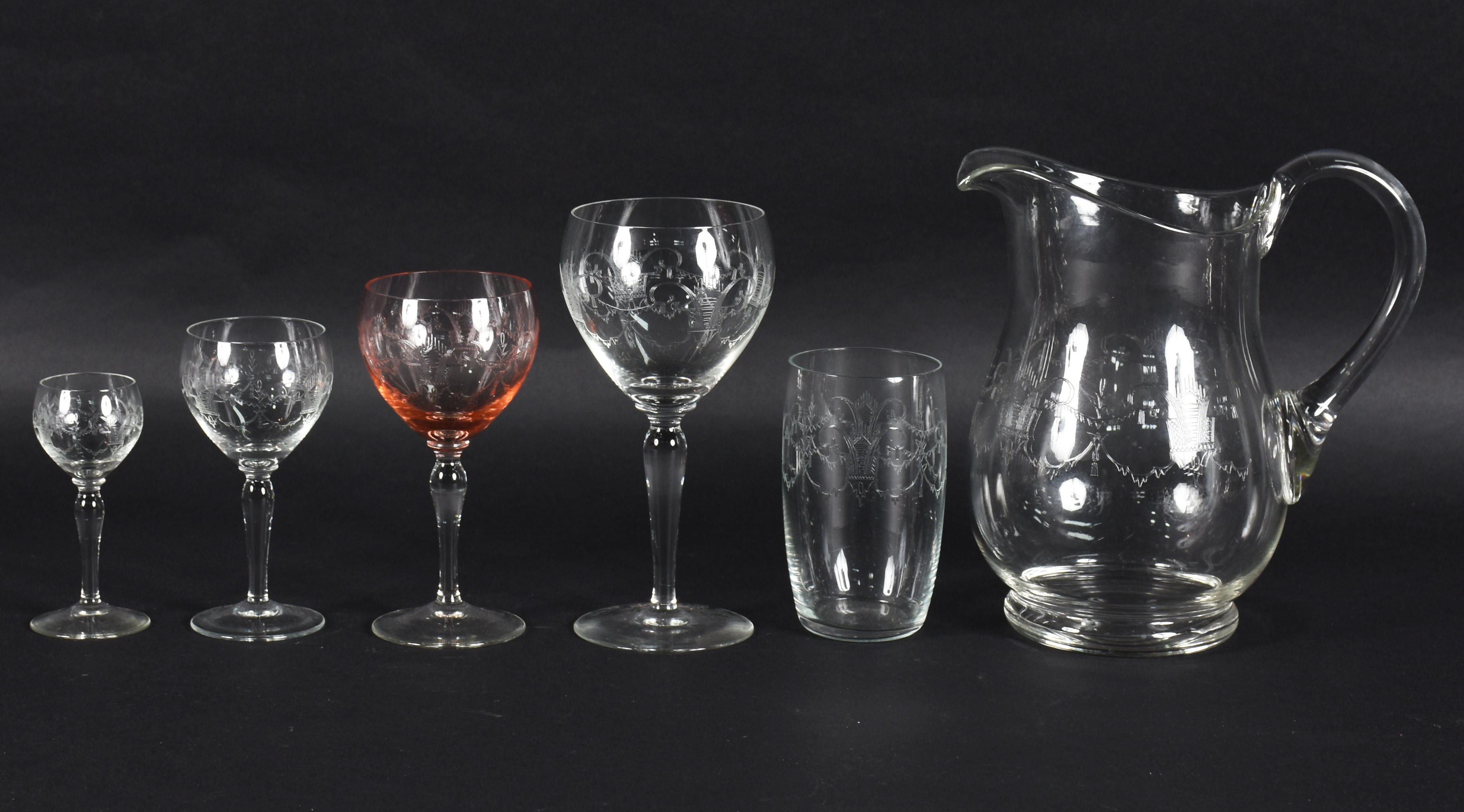 Conjunto composto de 6 copos de água, 6 taças para vinho, 5 taças... - foto 3 de 3