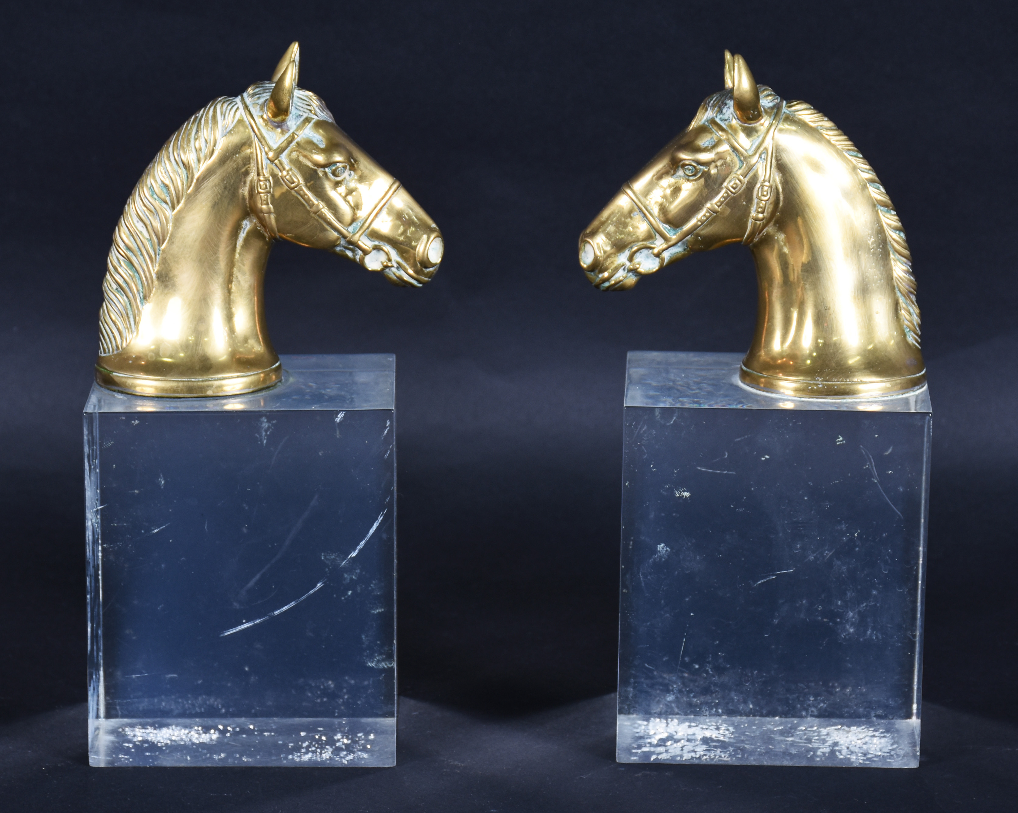 Par de estatuetas de bronze dourado representando cabeças de cavalos... - foto 1 de 4
