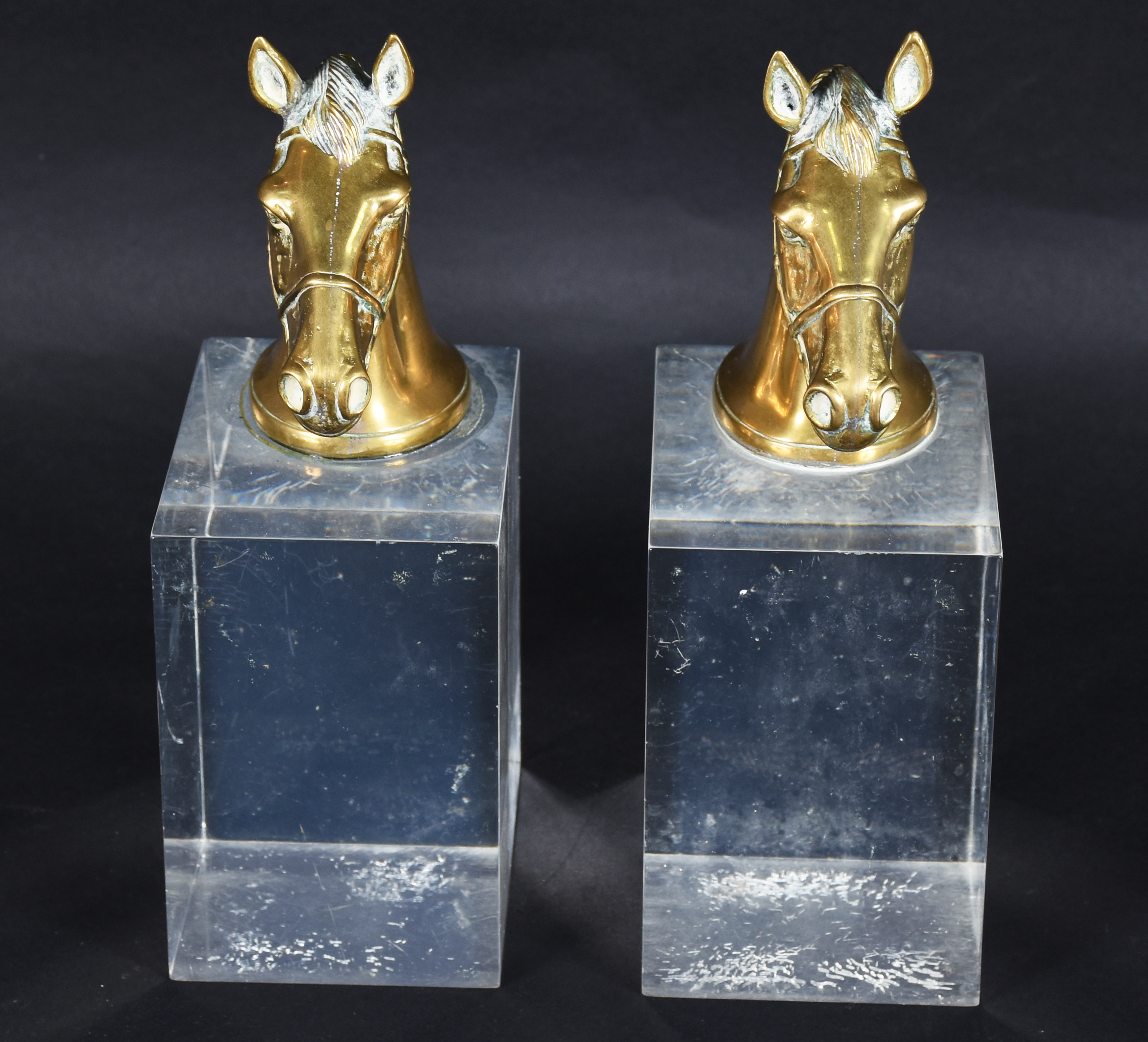 Par de estatuetas de bronze dourado representando cabeças de cavalos... - foto 2 de 4