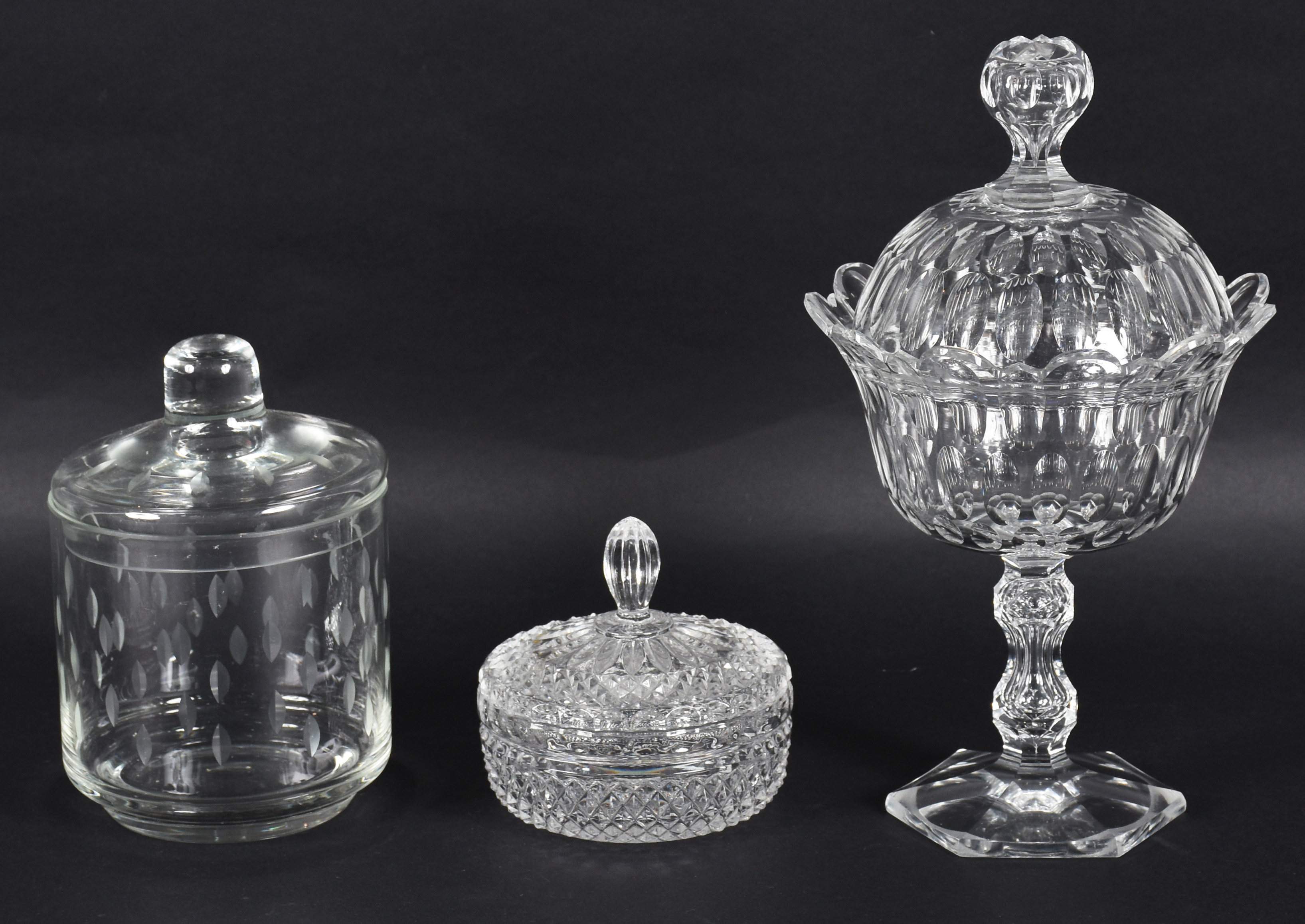 Tres peças diversas de cristal, sendo: Compoteira BACCARAT (com... - foto 1 de 5