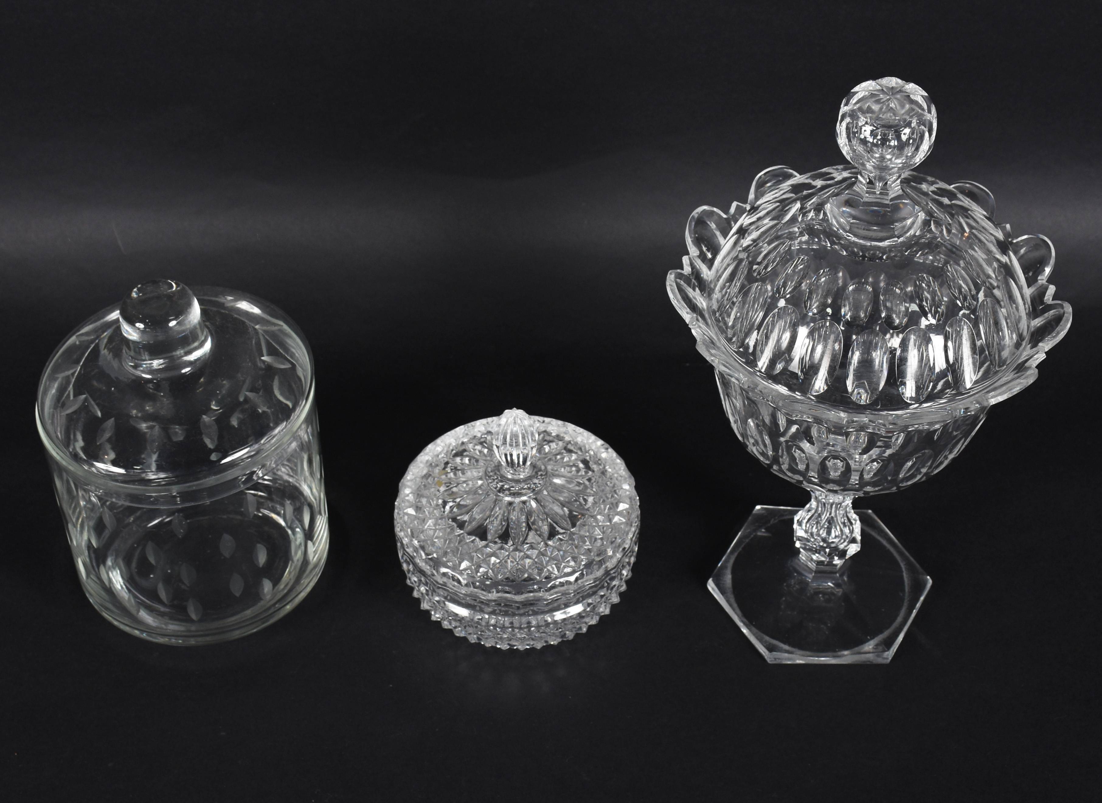 Tres peças diversas de cristal, sendo: Compoteira BACCARAT (com... - foto 2 de 5